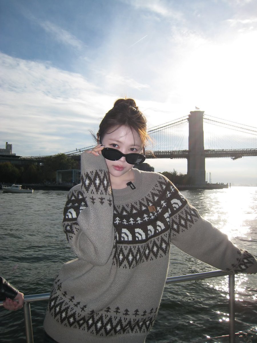 kuimyeon's tweet photo. floating along the waves under the prettiest new york sunset 🌅✨ ocean air feels so refreshing, but the wind was blowing my hair everywhere.  https://t.co/88zuKmpscU https://t.co/S72C3RNRbW
