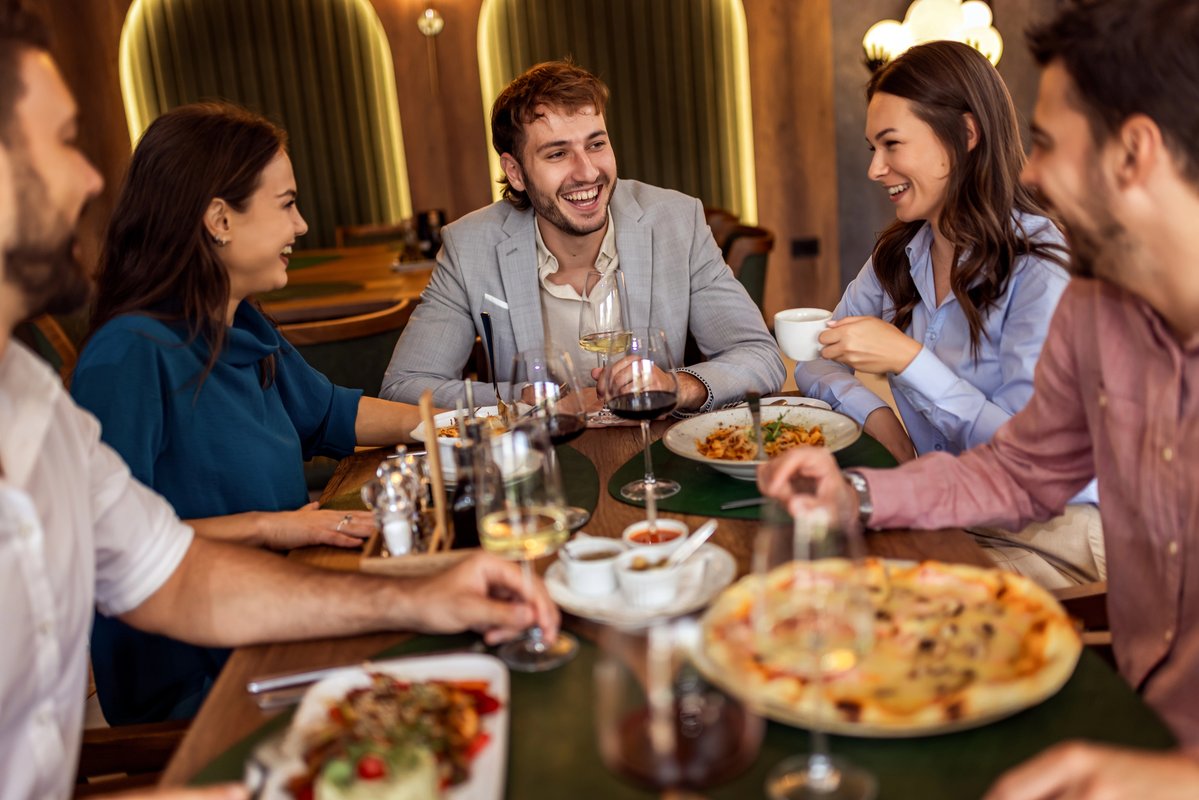 WineNewsIt's tweet photo. #Italiani a #tavola: a #pranzo sempre più spesso fuori, 6 su 10 scelgono una sola portata. Nel 2025 #bar, #ristoranti e #locali registrano 7,7 miliardi di ingressi, per una spesa di 82 miliardi di euro. La ricerca by #FondazioneMoretti, https://t.co/PVNVYYzd5r https://t.co/5SBhcY1Mr0