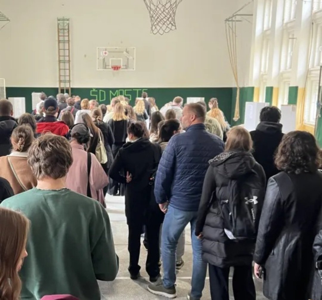 ZateSlovenija's tweet photo. Navodila na izobraževanju za delo na volišču so jasna ... volišče se zapre ob 19.00 uri, in se po tej uri na volišče ne spušča nikogar. @dvk_rs zakaj to za omnio volišče to ni veljalo? https://t.co/CfIN7xto2t