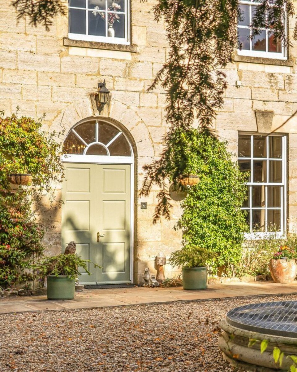 JacksonStops's tweet photo. Old Rectory, Great Billing. A Grade II listed Georgian house with origins understood to date to 1672, seven bedrooms, a courtyard and around an acre of gardens. Offers in excess of £1,500,000.

https://t.co/UEOAJ0NSdC

#northamptonshire #georgianhouse https://t.co/dx9zNR1Qat
