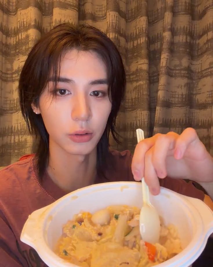 IHANglees's tweet photo. @MARTINglees Jam segini mana ada telur gulung lho... Seblak aja mau gak seblak? https://t.co/lOxZJyx86G