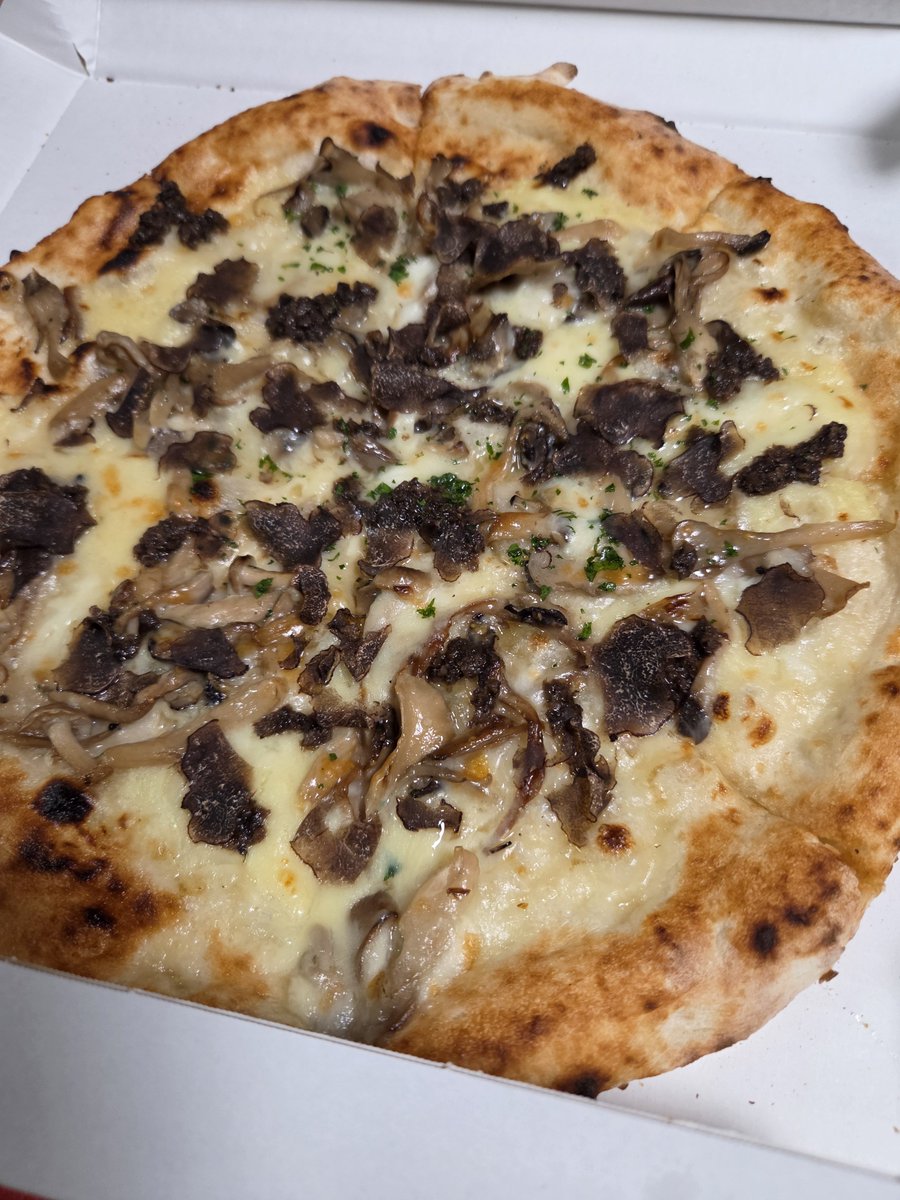 F238477607's tweet photo. 今日の夜ご飯は、宅配のトリュフと色々キノコのピザ

ベーコンとタマネギのピリ辛アマトリチャーナ(辛いトマトソース)のスパゲティー🎵

パスタ料理は、手作り～(*´∀｀)ﾉ https://t.co/ojGQNOjmh5