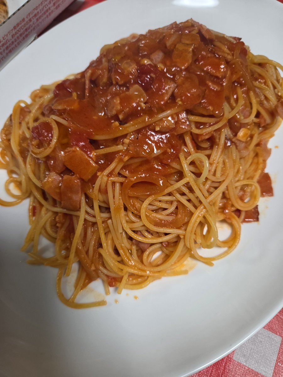 F238477607's tweet photo. 今日の夜ご飯は、宅配のトリュフと色々キノコのピザ

ベーコンとタマネギのピリ辛アマトリチャーナ(辛いトマトソース)のスパゲティー🎵

パスタ料理は、手作り～(*´∀｀)ﾉ https://t.co/ojGQNOjmh5