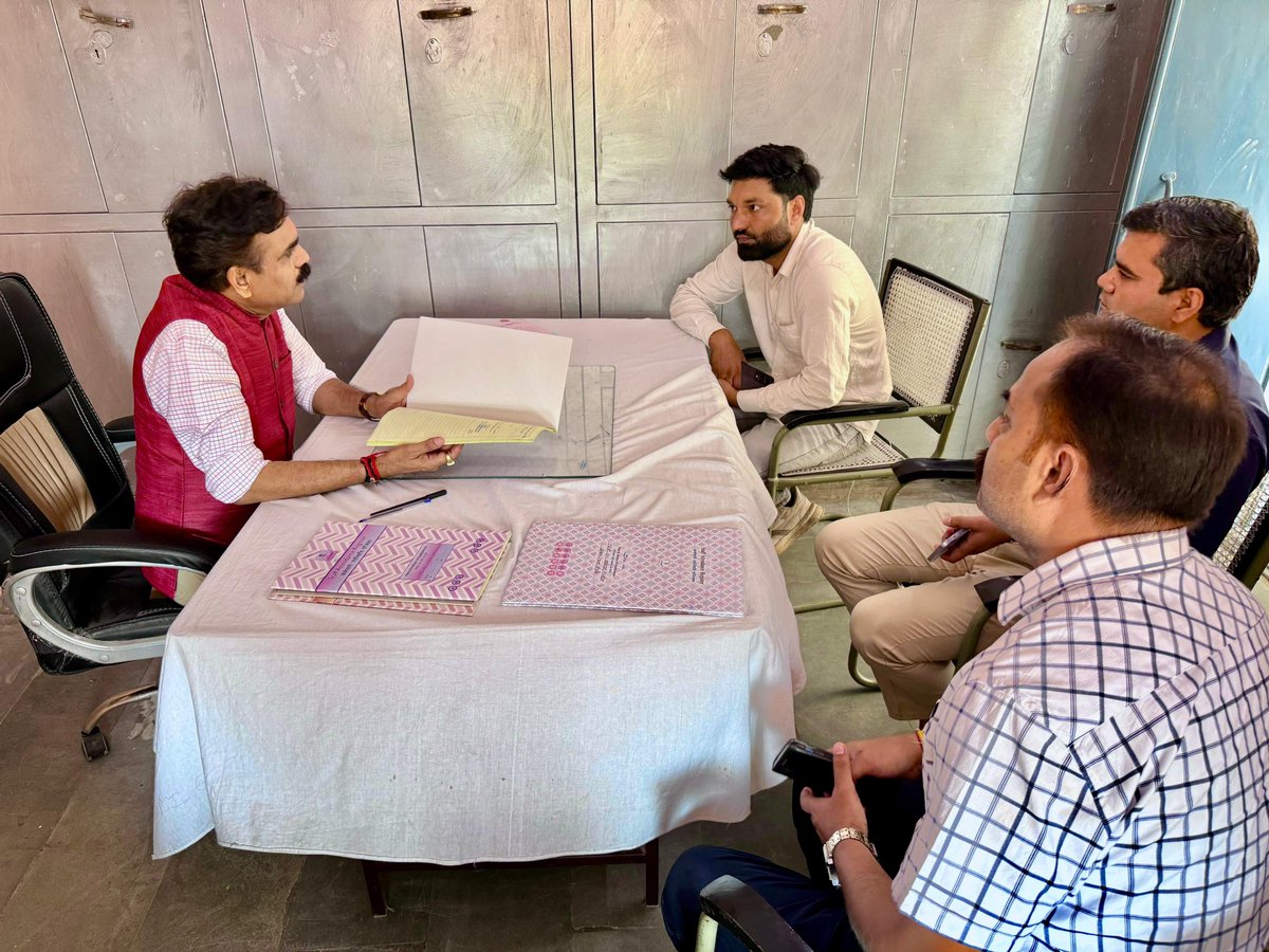 NCSC_GoI's tweet photo. माननीय अध्यक्ष, राष्ट्रीय अनुसूचित जाति आयोग (NCSC), श्री किशोर मकवाना ने राजस्थान के बीकानेर का दौरा कर अनुसूचित जातियों के लिए कल्याणकारी उपायों के कार्यान्वयन तथा अनुसूचित जाति समुदायों के सदस्यों के विरुद्ध अत्याचारों की रोकथाम हेतु स्थापित व्यवस्थाओं की समीक्षा की। https://t.co/rK8kMBLPdy