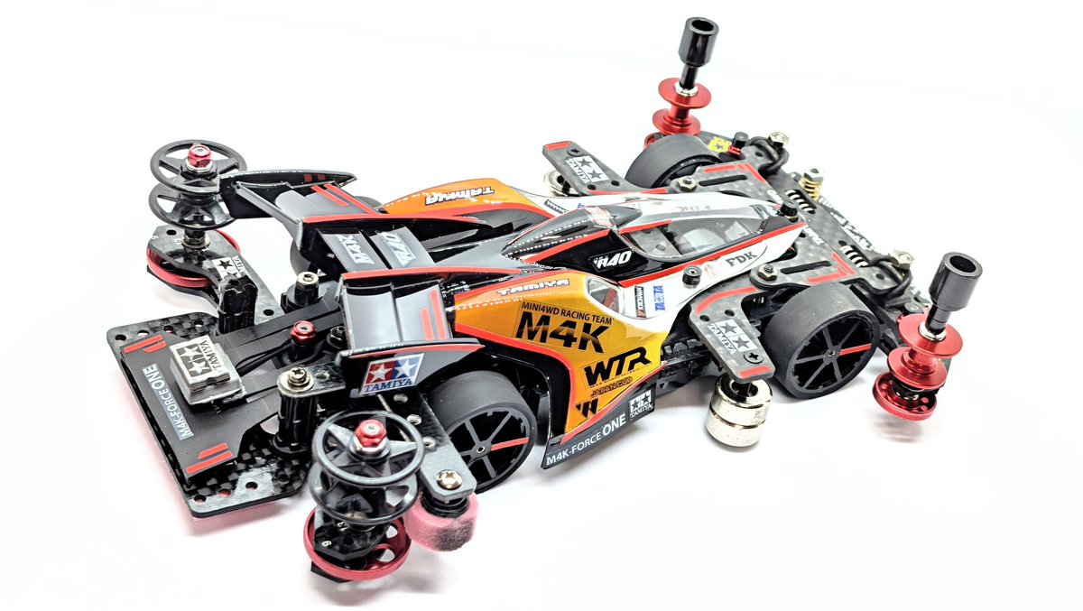 wat_twr's tweet photo. 作品名:M4K WN40
レーサーミニ四駆40周年。そして自分も40歳を迎え、これまでの集大成とこれからも走り続ける思いを込め製作。今年のJCから投入しているレースマシンです。
まだレース結果は伴わないけど、40代も最高のコンデレーサーを目指して…！
#MINI4WD
#ミニ四駆
#JC2026コンデレ4
#フリー部門 https://t.co/kLW2LHKDha