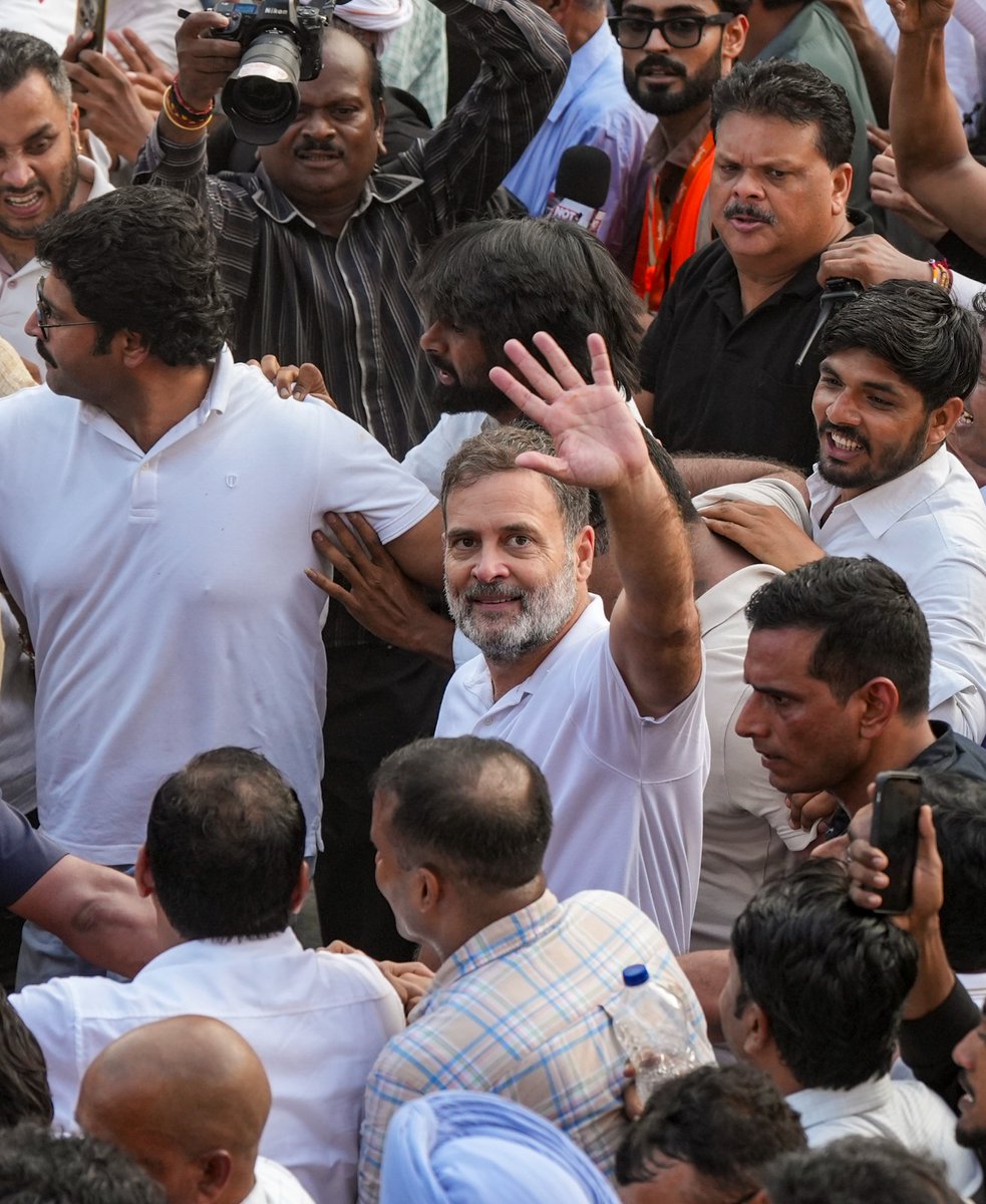 timesofindia's tweet photo. #InPics | Congress leader Rahul Gandhi marches towards the Supreme Court along with Opposition leaders and supporters to protest the Special Intensive Revision (SIR) of electoral rolls. The controversial voter list revision has triggered protests by the Opposition, which has raised concerns over the process and its implications for voters.

Catch every update on the TOI App 👉 https://t.co/ogFaRsVinV

#RahulGandhi #INDIABloc #SupremeCourt #Delhi #SIR #VoterList #Congress