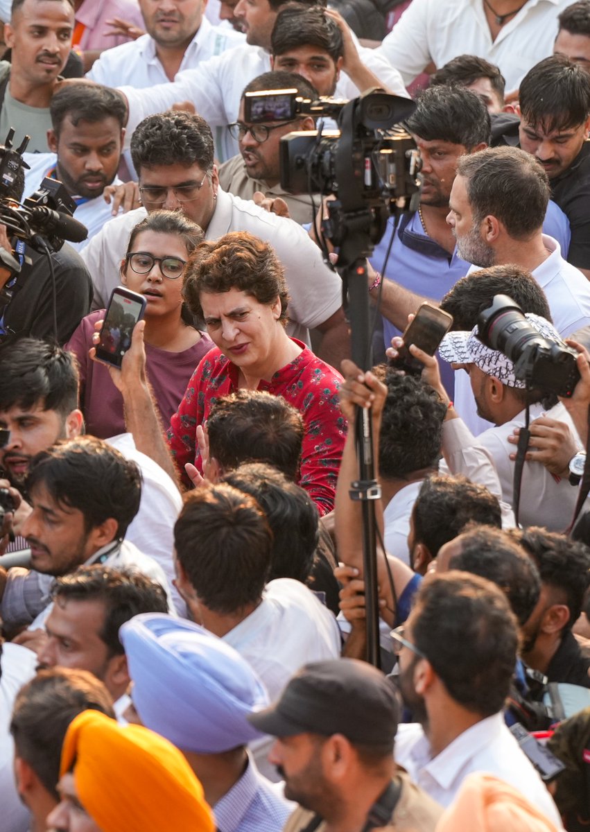 timesofindia's tweet photo. #InPics | Congress leader Rahul Gandhi marches towards the Supreme Court along with Opposition leaders and supporters to protest the Special Intensive Revision (SIR) of electoral rolls. The controversial voter list revision has triggered protests by the Opposition, which has raised concerns over the process and its implications for voters.

Catch every update on the TOI App 👉 https://t.co/ogFaRsVinV

#RahulGandhi #INDIABloc #SupremeCourt #Delhi #SIR #VoterList #Congress