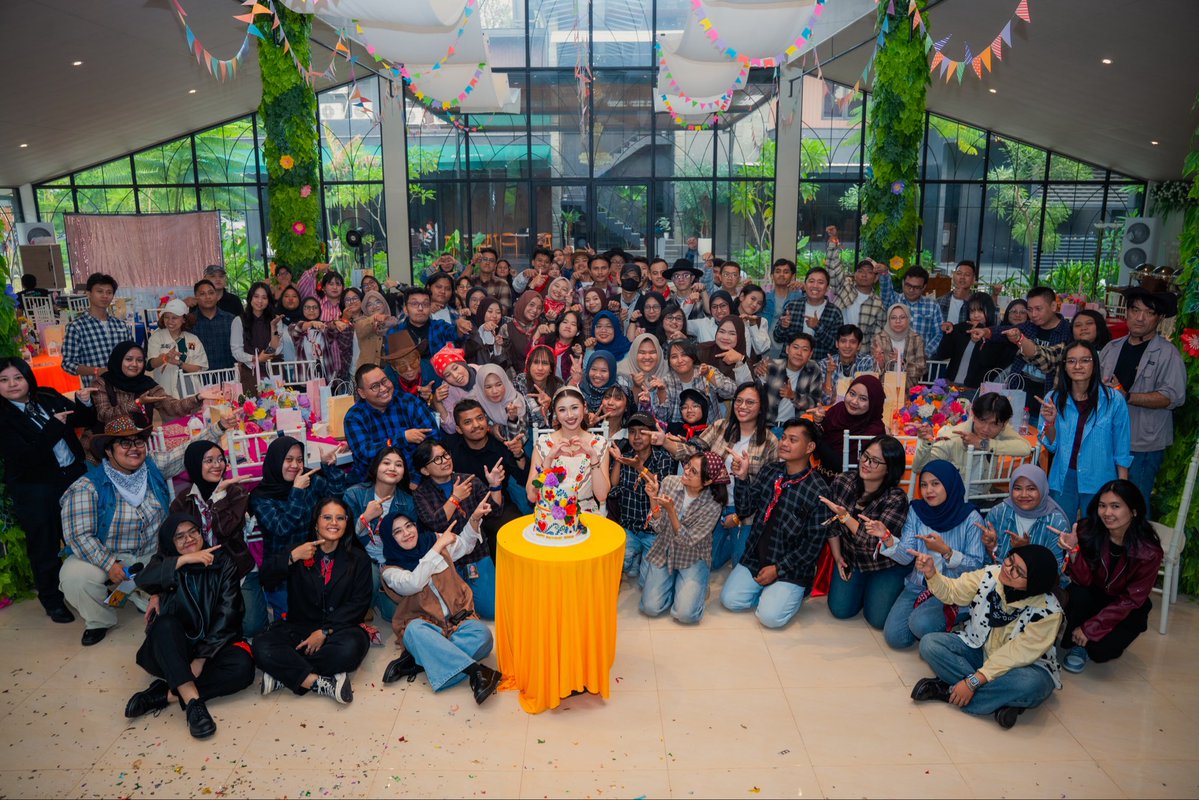_shanindira's tweet photo. Thankyou semuaaa! Seru sekali🌹🪇 https://t.co/QbuCFNwGLv