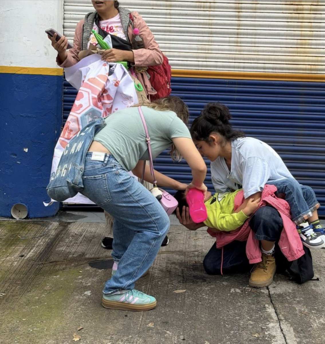cyber_gusy's tweet photo. Lo más repulsivo de la marcha de ayer en #Jalisco junto con los detenidos/secuestrados 👇

-El gobernador @PabloLemusN de @MovCiudadanoMX dio garantías y su palabra a familias de Jalisco a marchar contra el Agua 💩

-Fueron niñas/niños (usados como slogan por el propio gobernador en sus marcas-ciudad)

-Al final fueron gaseados con gas lacrimógeno igual que otros asistentes ante técnicas intimidatorias, descontrol y la ira de la policía y su @FiscaliaJal en #GDL #Jalisco 

En Jalisco no sirve el @siapagdl, no sirve la @FiscaliaJal, no sirve @SSeguridadJal, no sirve la @CEDHJ, no sirve los bomberos de @PCJalisco, no sirve la @PoliciaGDL, no sirve @TransporteJal.

Ese es el tamaño de la gobernanza que dejó @EnriqueAlfaroR y que heredó @PabloLemusN y que no se dirige con Tik Toks.

#MarchaPorElAgua