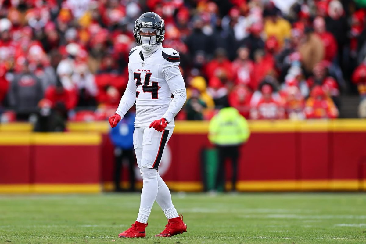 _TheLunchTable_'s tweet photo. Ima fair man so I have to say this. 
Sauce- 56% completion He’s allowed 195 yards and 1td. 
Stingley % is at 57, he’s allowed 201 yards and a td. 
And 1 of these guys is coming off an injury. If 1 of them is having a bad year…so is the other. But I only hear criticism about 1. https://t.co/etyOEFkbA2