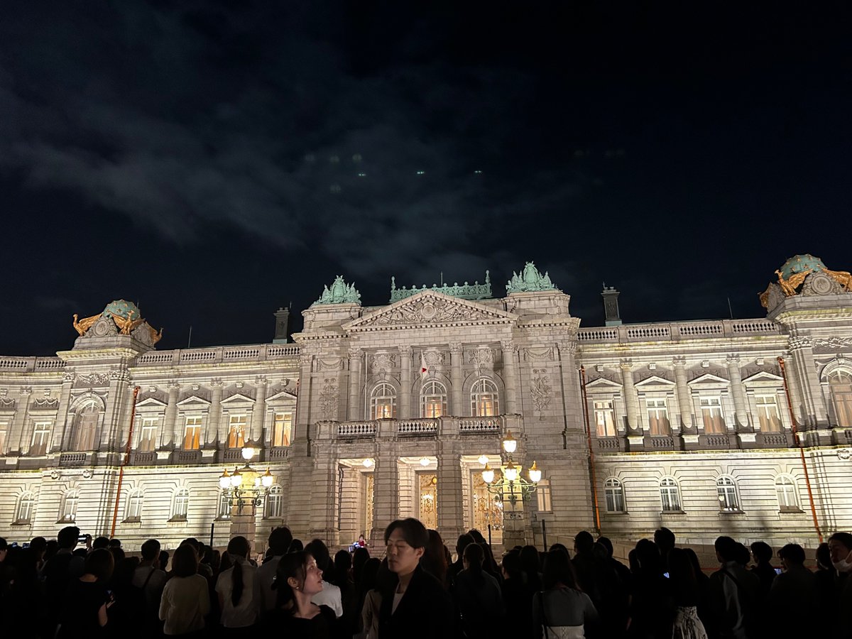 yuriusa's tweet photo. 本日赤坂離宮迎賓館へ。70分並びましたが、行ってよかった(･∀･)帰りに四ツ谷駅前のとんかつ屋さんに寄って帰路。秋の夕暮れのいい思い出になりました🍁 https://t.co/Hhfl2jpFSl