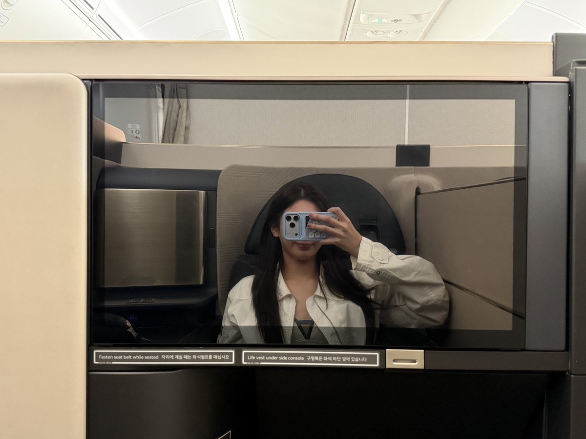 jisubinz's tweet photo. "Babe, taking
off soon.
Safe flight."
"You too,
babe. My
plane Just
landed."
#bluebunn https://t.co/4yk59LU43K