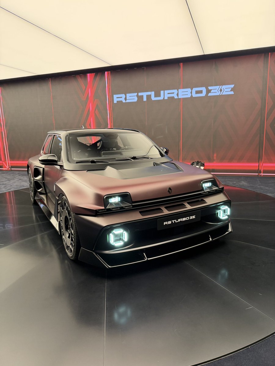 hjwakerley's tweet photo. Something that Chinese EVs just don’t have is personality. Fortunately the Europeans have more than enough. 

Paris Motor Show is full of fun! https://t.co/xCQNUFNqRe