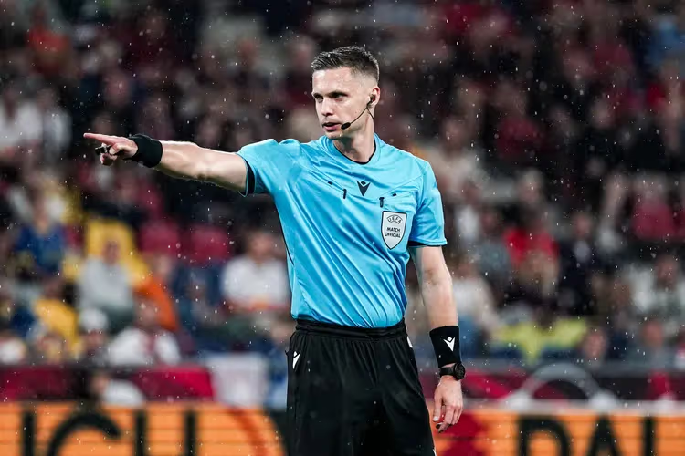 Fangolpolska's tweet photo. Damian Sylwestrzak w rozmowie na kanale Meczyki odniósł się do fali krytyki po meczu Legii z Wisłą Kraków. 

Arbiter przyznał, że jego asystent popełnił błąd percepcyjny, wskazując zły kierunek wyrzutu z autu, po którym padł gol dla gospodarzy. 

#LEGWIS #ekstraklasa https://t.co/b3ucTsMmw1