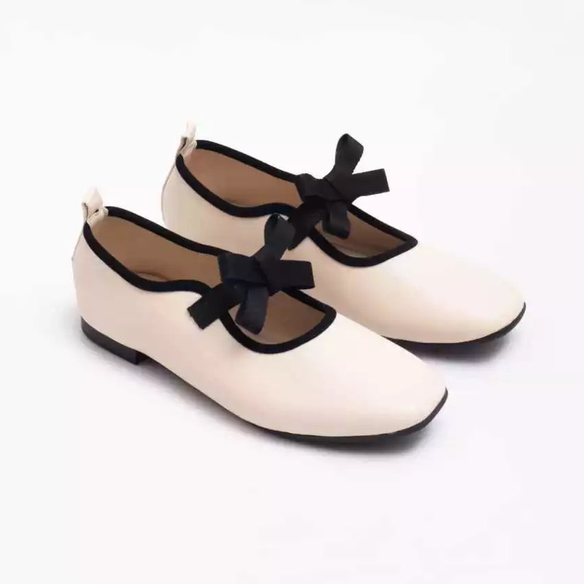 mivynee's tweet photo. flat shoes se anggun ini aku kira udh 100k keatas ternyata masih bisa dapet dibawah 85k 😭💞 https://t.co/4HhSgRGZpL