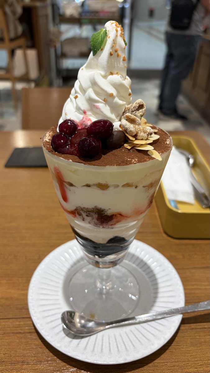 gurigrijp's tweet photo. 家入レオちゃん、とっても素敵なライブでしたー✨
セットもリラックスした雰囲気と照明の幻想的な雰囲気、レオちゃんの私物が実際に置いてあったりで素敵
共済ホールってピアノの発表会とか試写会で来たくらいだけどライブだと距離が近い

ライブ終わりのパフェは四つ葉🍀ティラミス https://t.co/9G6AC7v48u