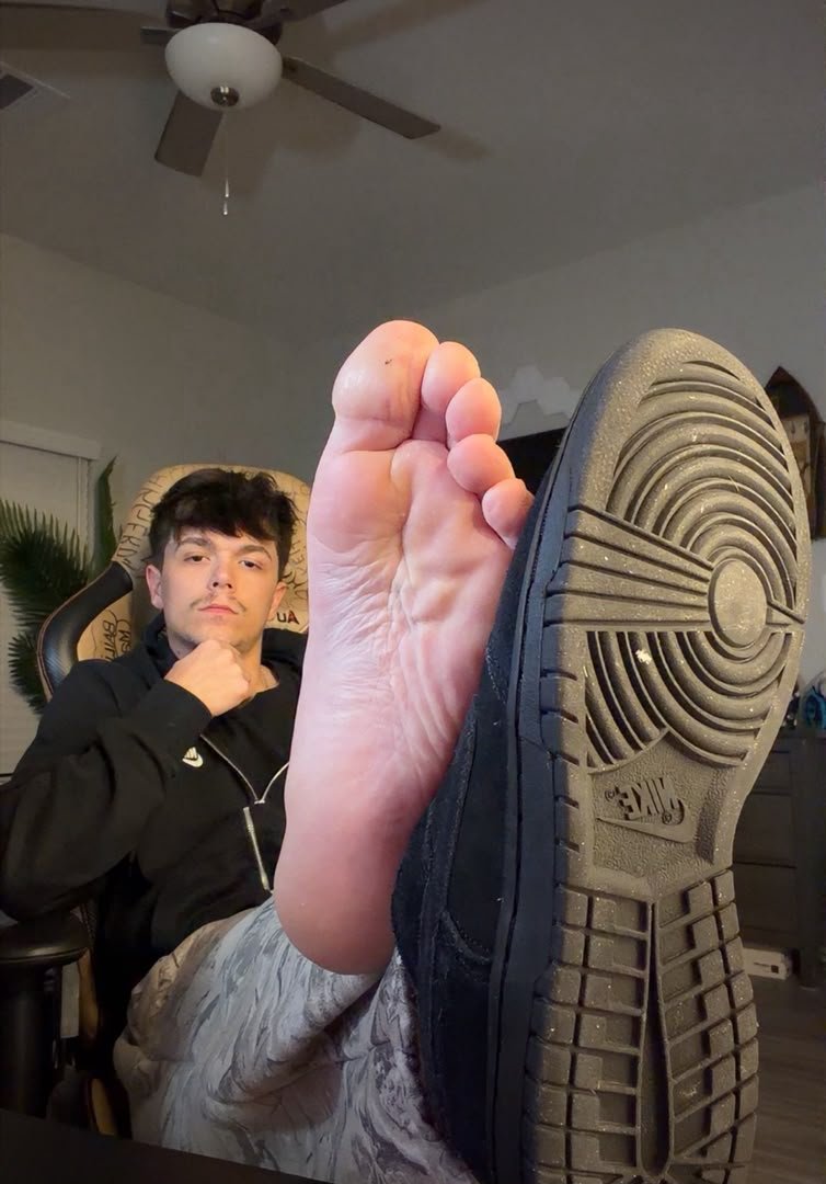 Masterscott111's tweet photo. This sole control's you and you can't do nothing about it 👿🪔#findom #pigs #faggot #feet https://t.co/VD9PPfiAtR