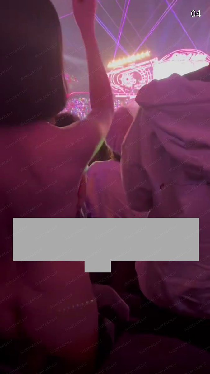 pote404nf's tweet photo. スノ〇マ〇LIVEで話題になった全裸ネキの乳首チラ見えバージョンあります https://t.co/yMdDNx4FYT