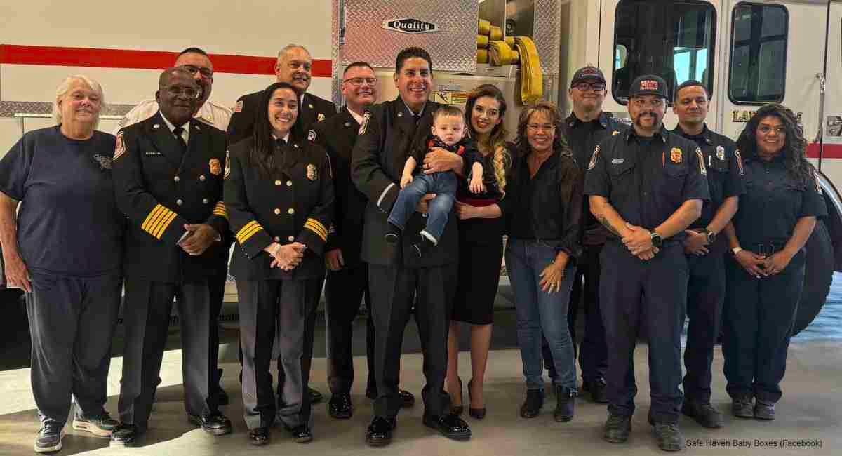 LifeNewsToo's tweet photo. Fireman Adopts Little Boy Who Was Abandoned at Fire Station https://t.co/Bk6aPt7tlo https://t.co/Tk6BUq03cV