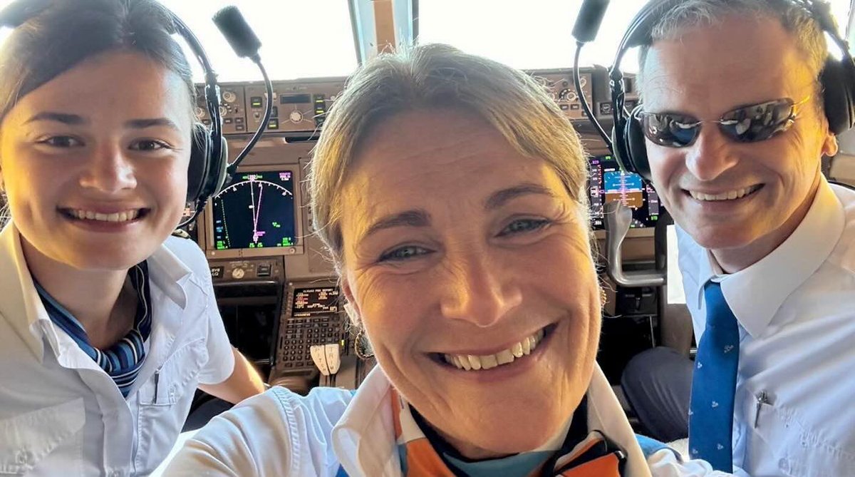 WorldIsGoodAR's tweet photo. 🇳🇱✈️ تخيّل أن تذهب إلى عملك، فتكتشف أن زملاءك اليوم هم والدك ووالدتك!

هذا ما حدث مع الطيارة الشابة زوي، 22 عامًا، عندما وجدت نفسها تقود رحلة جوية بجانب والدها قائد الطائرة، بينما تعمل والدتها ضمن طاقم الضيافة.

والأجمل أن الوالدين تعارفا أصلًا أثناء عملهما في الطيران!

قصة حب بدأت في السماء، وعادت إليها بعد سنوات مع ابنتهما. ❤️