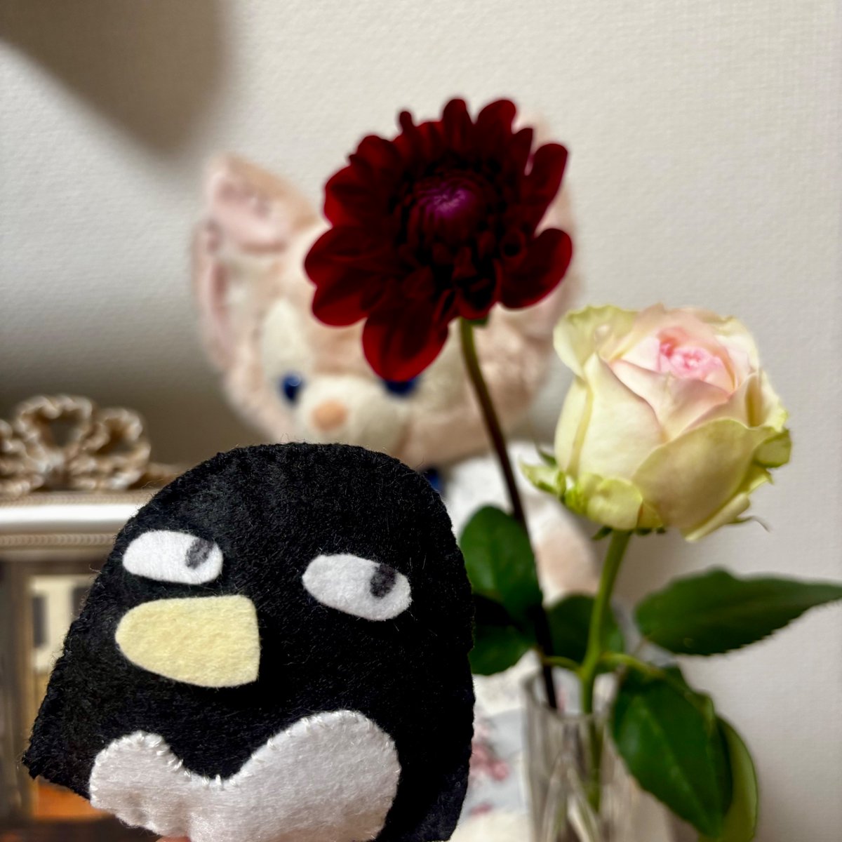 ganbarihuman's tweet photo. 新しい花と花を飾る生活を冷笑するくそぺん https://t.co/iJGyFn3wNO