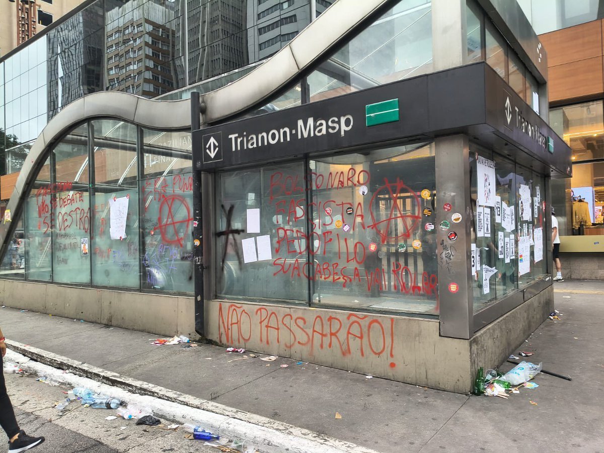momonksuke's tweet photo. "vejam como a esquerda é maligna e cheia de malícia ao ponto de fazer uma depredação ao patrimônio público" 

não tem um vidro quebrado 
o teto não foi quebrado 
só tem lambe lambe e pichações (saí com uma boa lavada de água e sabão)

+ tarcisio fechou as estações de metrô https://t.co/J9sXoT7xLc