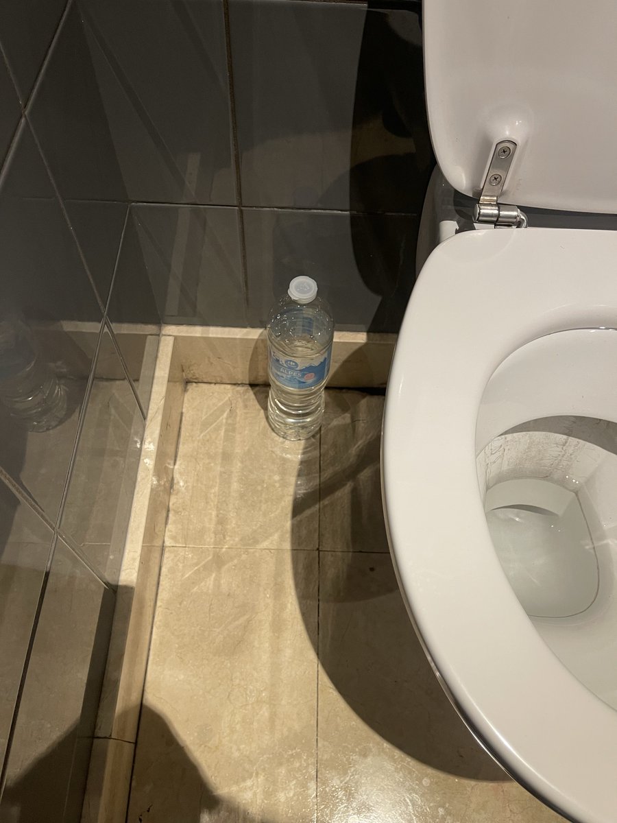 YanisT0crate's tweet photo. Ce matin comme tous les matins j’allais déposer une bouteille d’eau dans les toilettes du taff, sauf qu’aujourd’hui, pour la première fois, je vois que quelqu’un en a déjà posé une. 
Frère, je ne sais pas qui tu es mais sache que tu n’es pas tout seul … https://t.co/gPDLtbM3UB