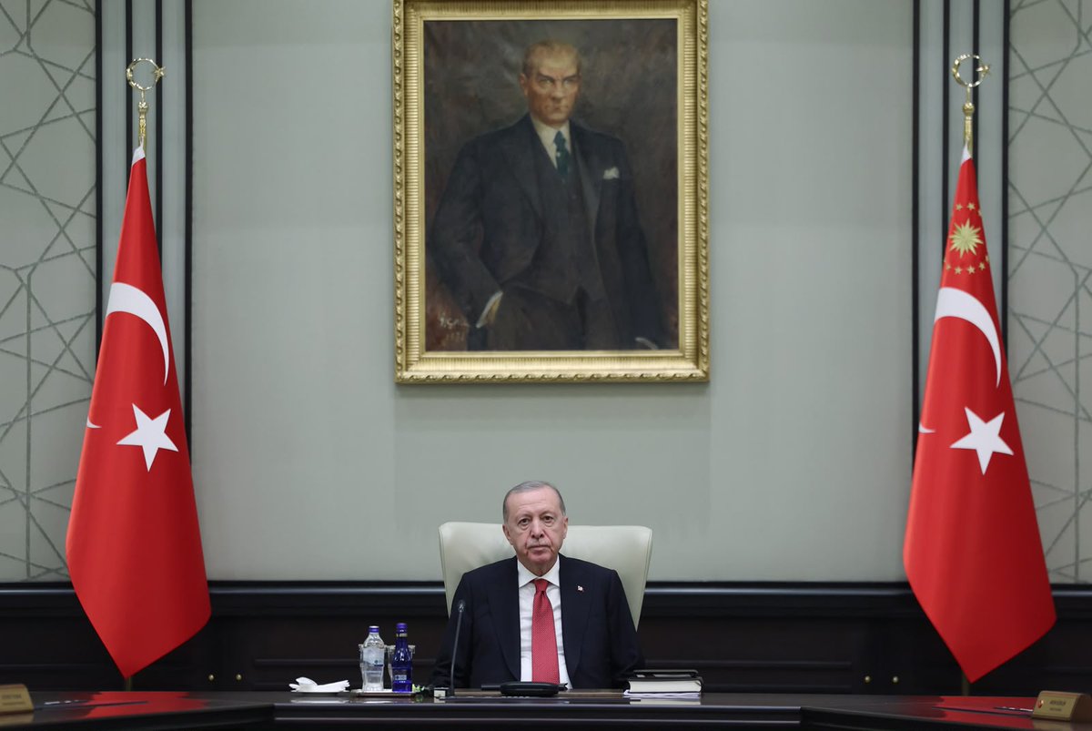 Akparti's tweet photo. Cumhurbaşkanımız Sayın Recep Tayyip Erdoğan, Kabine Toplantısı'na başkanlık etti. https://t.co/T5ZmKqszgN