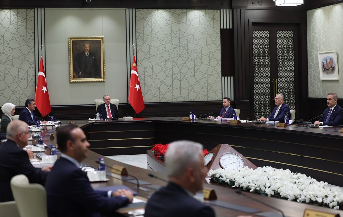 Akparti's tweet photo. Cumhurbaşkanımız Sayın Recep Tayyip Erdoğan, Kabine Toplantısı'na başkanlık etti. https://t.co/T5ZmKqszgN