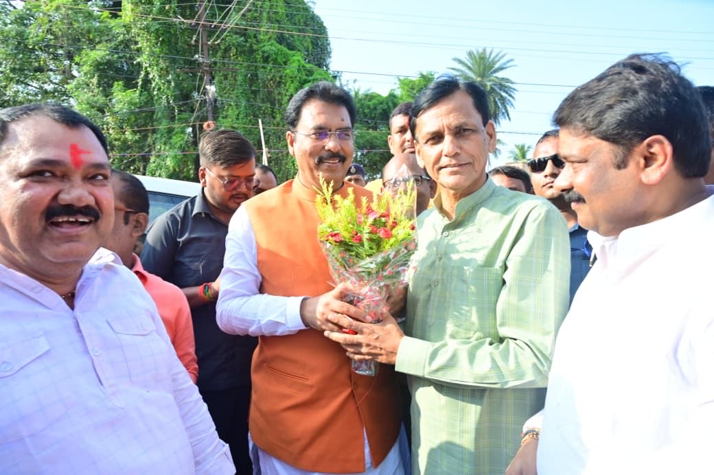 nityanandraibjp's tweet photo. भाजपा के माननीय प्रदेश अध्यक्ष श्री संजय सरावगी जी के समस्तीपुर आगमन पर उनका हार्दिक स्वागत किया।

दरभंगा स्नातक निर्वाचन क्षेत्र से प्रत्याशी श्री सर्वेश कुमार जी एवं दरभंगा शिक्षक निर्वाचन क्षेत्र से प्रत्याशी श्री घनश्याम राय जी की विजय सुनिश्चित हेतु आज विवेकानंद विचार मंच द्वारा आयोजित कार्यक्रम में सम्मिलित हुआ।

कार्यक्रम में बिहार सरकार के माननीय शिक्षा मंत्री श्री मिथिलेश तिवारी जी भी उपस्थिति रहे।

मतदाताओं का उत्साह और समर्थन इस बात का प्रमाण है कि दोनों प्रत्याशियों की जीत सुनिश्चित है।