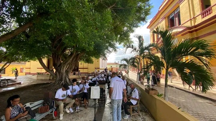 BaracoaE's tweet photo. Se desarrollan actividades desde la Ciudad Primada de Cuba, Baracoa, en el marco de #JornadaDeLaCulturaCubana, 
aconteció una retreta especial de la Banda Municipal de Conciertos "1ro de Abril", La Jornada de Cine Andante en su XIV edición, 
#CubaEsCultura https://t.co/qZGXxSJ42h