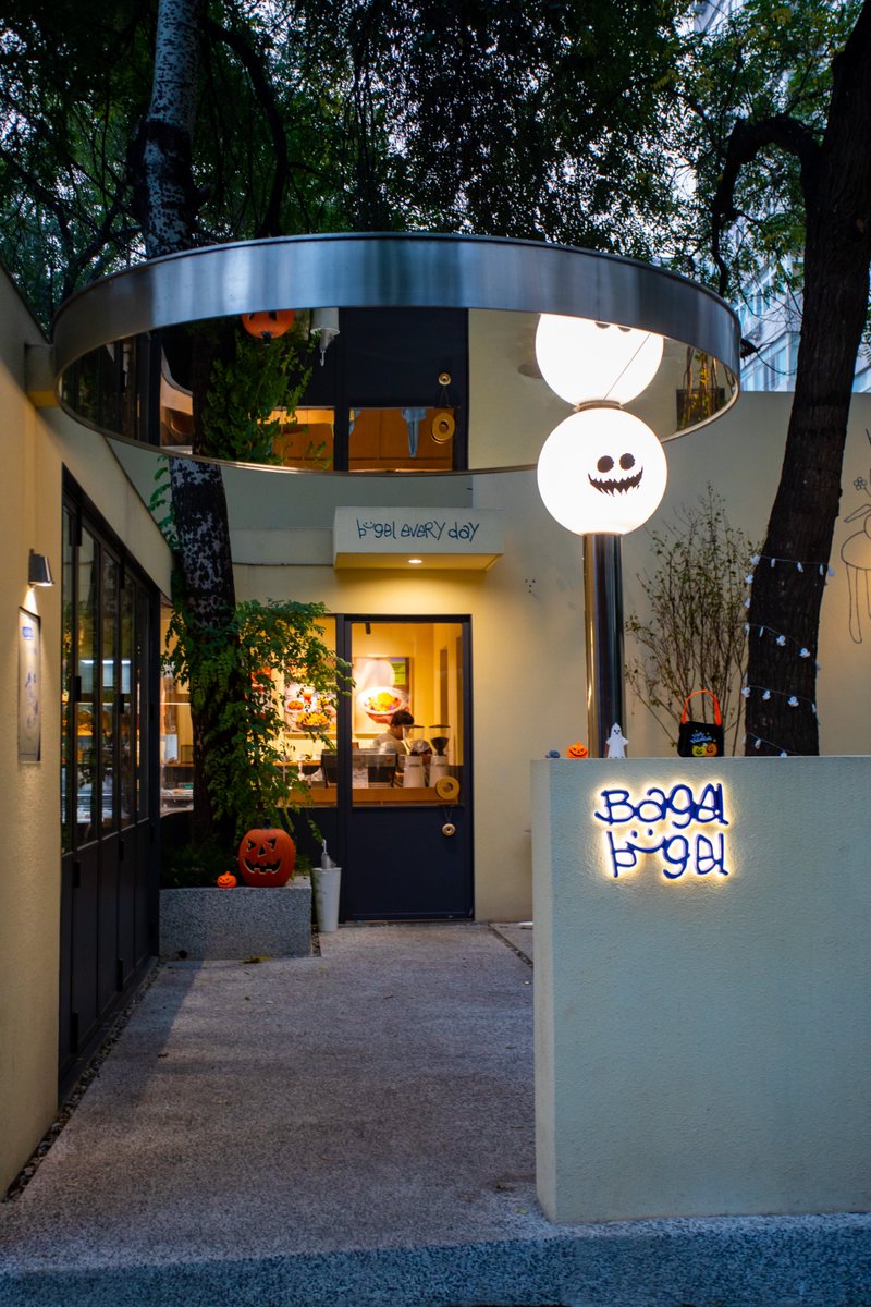 BeijingTourismX's tweet photo. Good bagels make any day better!
Bagel Bugel is a great spot to grab a freshly baked bagel and enjoy a casual bite in Beijing. Whether you’re after a quick breakfast or a relaxed café break, sometimes all you need is a good bagel and a little time to yourself. https://t.co/SxpYvgrXLp