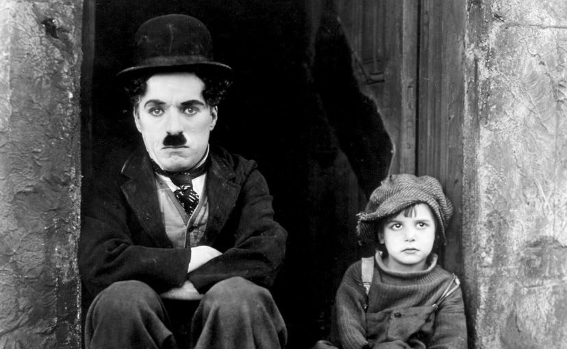 WorldIsGoodAR's tweet photo. 🇺🇸🎬 من طرائف تاريخ السينما | 1921

تخيّل أن أحد أشهر الأفلام الكوميدية في التاريخ كاد يضيع بسبب خلافات شخصية!

هذا ما حدث لفيلم «الطفل» لتشارلي شابلن، إذ واجه خطر مصادرة مادته المصوّرة أثناء إجراءات طلاقه.

فما الحل؟ 😅

نُقلت بكرات الفيلم سرًا من هوليوود داخل علب قهوة، ثم جرى مونتاجه في مدينة سولت ليك سيتي!

حتى إنقاذ الفيلم نفسه كان يصلح لفيلم كوميدي! 😂❤️