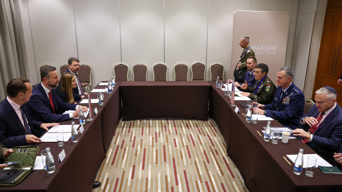 MON_GOV_PL's tweet photo. 📍 #Warszawa @WarsawForum | Wicepremier, minister obrony narodowej W. @KosiniakKamysz spotkał się z SACEUR gen. Alexusem Grynkewichem i przedstawicielami strony 🇺🇸. W rozmowach uczestniczą także wicepremier, minister spraw zagranicznych @sikorskiradek, wiceminister @magdasobkowiak oraz szef Sztabu Generalnego WP gen. Wiesław Kukuła. #WSF2026 #NATO