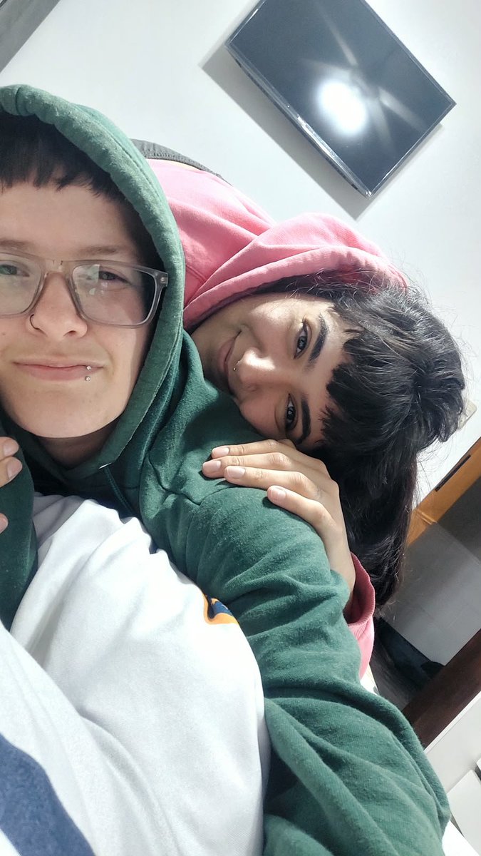 ShulyMartinez1's tweet photo. Feliz de tener una persona como sol al lado mio, privilegiada diría! Te amo compañera de mi vida. Hermoso compartir mi vida con vos 💛☀️ https://t.co/FknJmu3Xs4