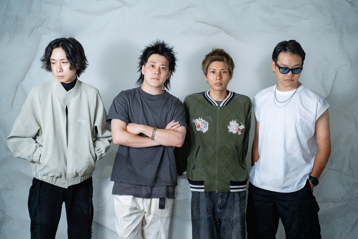 Chased_official's tweet photo. 【メンバー加入のお知らせ】
かねてよりサポートメンバーとして活動してきた Ba.Shunが、CHASEDに正式加入いたしました。
新体制となったCHASEDでより一層邁進してまいります。これからもよろしくお願いします⚡️

- NEXT SHOW - 
26.10.25 名古屋 今池3STAR 
[ THE END pre. FROM THE END - 9th Anniversary Event AFTERGROW ]

All CONTENTS : https://t.co/jjGTgBTGEC

Photo by @stk_photo_d80 

#CHASED #チェイスド