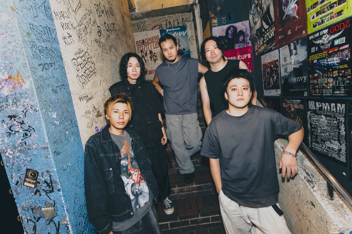 Chased_official's tweet photo. 【メンバー加入のお知らせ】
かねてよりサポートメンバーとして活動してきた Ba.Shunが、CHASEDに正式加入いたしました。
新体制となったCHASEDでより一層邁進してまいります。これからもよろしくお願いします⚡️

- NEXT SHOW - 
26.10.25 名古屋 今池3STAR 
[ THE END pre. FROM THE END - 9th Anniversary Event AFTERGROW ]

All CONTENTS : https://t.co/jjGTgBTGEC

Photo by @stk_photo_d80 

#CHASED #チェイスド