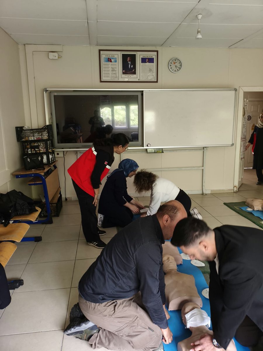 iyem49's tweet photo. Muş İl Milli Eğitim Müdürlüğü İlk Yardım Eğitim Merkezi olarak hem öğretmenlerimize hem öğrencilerimize ilk yardım eğitimlerimiz devam ediyor.
@tcmeb @meb_dhgm @Yusuf__Tekin @omurfatih @ozkan_meb @TCMusValiligi @MusMilliEgitim1 @akadiraltay47 @musisgb49 @cemalunal_ https://t.co/AUvBYP7IAB
