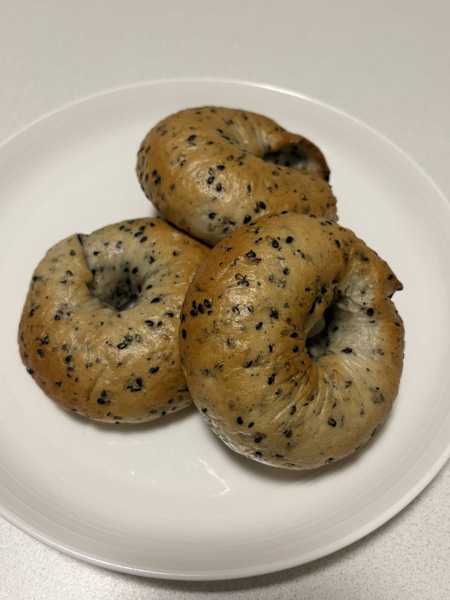 miho11yn's tweet photo. 今や「パン🥖職人ろみ」となりつつある友からのお裾分け🥯
そのままでも美味しいはずだし蜂蜜🍯バター🧈つけても美味しそう😋
いつもありがとうね🩷
🇰🇷楽しんで来て〜✈️ https://t.co/rxMCFtheDR
