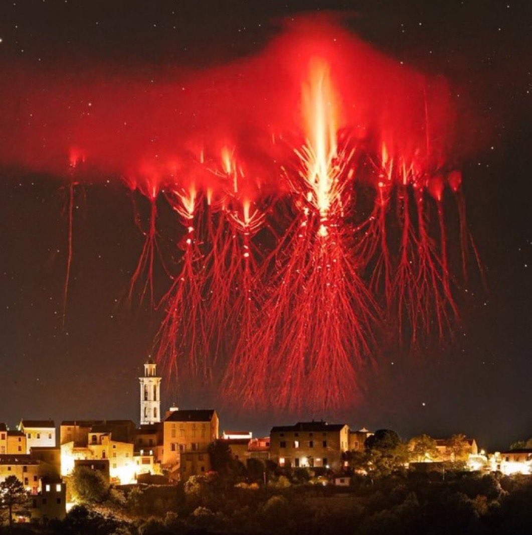 GlobeEyeNews's tweet photo. Photographer captures rare red sprites over France. https://t.co/YhgdK0x3HX