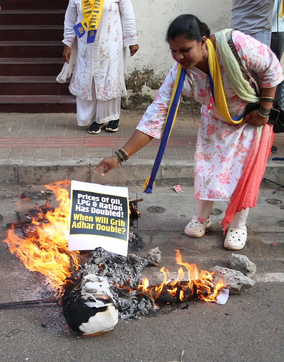 AAPGoa's tweet photo. AAP leaders along with women wing volunteers protested against BJP leader BL Santosh &amp; burnt the effigy of BL Santosh and CM Sawant condemning their actions for opposing Rs 3000/month for women https://t.co/37Dt3eer6G