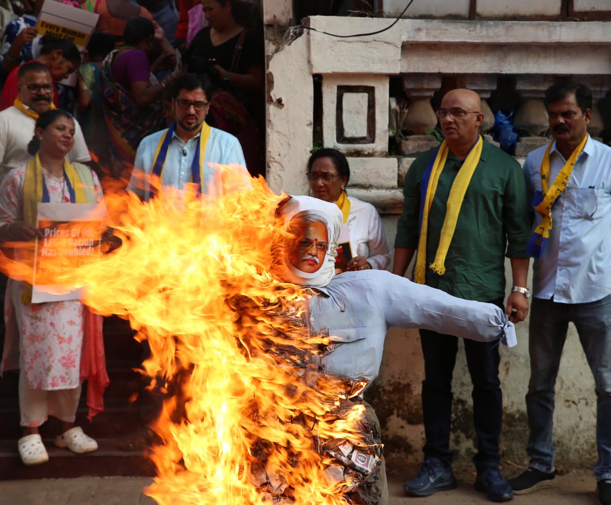 AAPGoa's tweet photo. AAP leaders along with women wing volunteers protested against BJP leader BL Santosh &amp; burnt the effigy of BL Santosh and CM Sawant condemning their actions for opposing Rs 3000/month for women https://t.co/37Dt3eer6G
