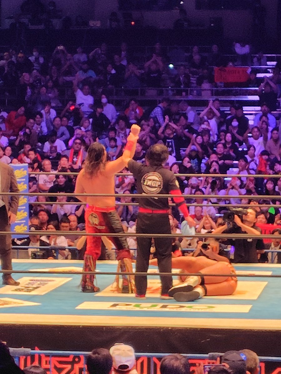 monma_001's tweet photo. ８年ぶりに秋の両国決戦を観戦に来ました!  どの試合も凄かったけど、メインは凄かったなぁ〜 辻選手も大岩選手も激しい攻防、最後はホント紙一重で 辻チャンピオン防衛！ G1覇者倒して、あとは相手誰がいるんだろ…と思ったら まさかのケニーオメガ😲！！  しかも両国来たのはビビった
#njpw #njkopw https://t.co/bISMswIBnk