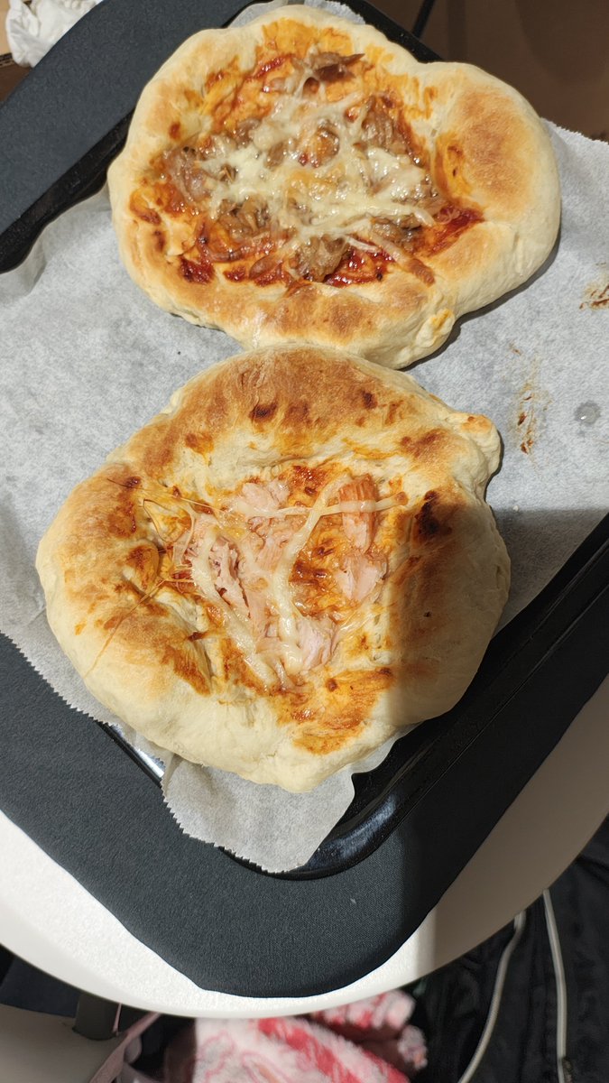 haremono_oxo_'s tweet photo. 天板が小さいから不格好だけどピザ🍕 https://t.co/aDx5WQaf9M