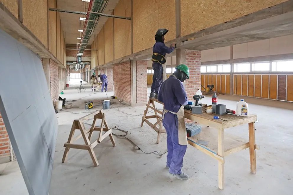 Rolo_Figueroa's tweet photo. AVANZA LA NUEVA EPET EN CENTENARIO

Construir una escuela es pensar en las próximas generaciones. Por eso, en Centenario, la nueva escuela técnica ya tiene un 69% de avance y estará terminada a fin de año. Convertimos los recursos de Vaca Muerta en aulas, talleres y oportunidades para que nuestros jóvenes se formen donde se genera el trabajo.

Hoy construimos 100.000 metros cuadrados de nuevas escuelas, 65.000 de ellas técnicas. Cada obra es una promesa cumplida: que las próximas generaciones se capaciten, se inserten en la industria y crezcan en su tierra.

1000 días, 1000 razones, 1000 obras.