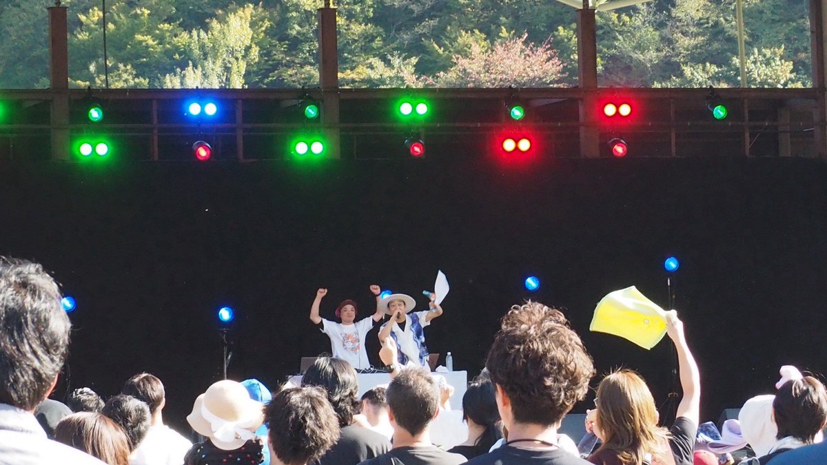 SEAMOjyukucho's tweet photo. 本日、岐阜トヨペットさんのインナーイベントGREAT THANKS PARTYに出演しました。大盛況でしたね🔥山とは思えないぐらい暑かったです😂しかし山を見上げて歌うのは気持ち良かった✨️ステージの大きさもインナーのイベントとは思えない規模でびっくり！サービスモニターまで完備してました。ステージまでの送迎はレクサスLM！凄い！因みにインナーイベントなのでしたがSEAMOタオル、TOKAISUMMITタオルも発見しました😆楽しんでくれてありがとうございます🙏そして岐阜トヨペットさん70周年おめでとうございます🎉節目の30年後も是非呼んでください🤣