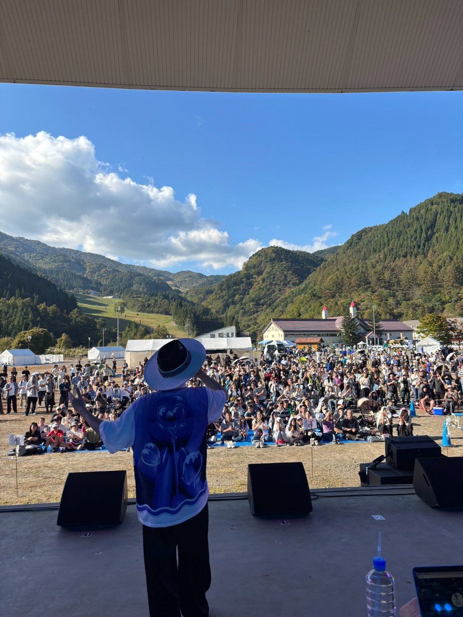 SEAMOjyukucho's tweet photo. 本日、岐阜トヨペットさんのインナーイベントGREAT THANKS PARTYに出演しました。大盛況でしたね🔥山とは思えないぐらい暑かったです😂しかし山を見上げて歌うのは気持ち良かった✨️ステージの大きさもインナーのイベントとは思えない規模でびっくり！サービスモニターまで完備してました。ステージまでの送迎はレクサスLM！凄い！因みにインナーイベントなのでしたがSEAMOタオル、TOKAISUMMITタオルも発見しました😆楽しんでくれてありがとうございます🙏そして岐阜トヨペットさん70周年おめでとうございます🎉節目の30年後も是非呼んでください🤣