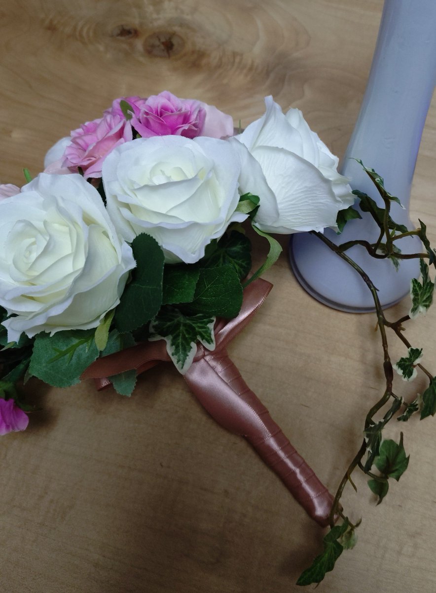Flower202605's tweet photo. ❇️Flower❇️
　（花束　ブーケタイプ）

ウェディングブーケも
製作致します😊✨✨✨

Flower
　クリエイター　まり

#アートフラワーアレンジ
#ブーケ
#ウェディングブーケ
#花束 https://t.co/Uk7jKGFqAR