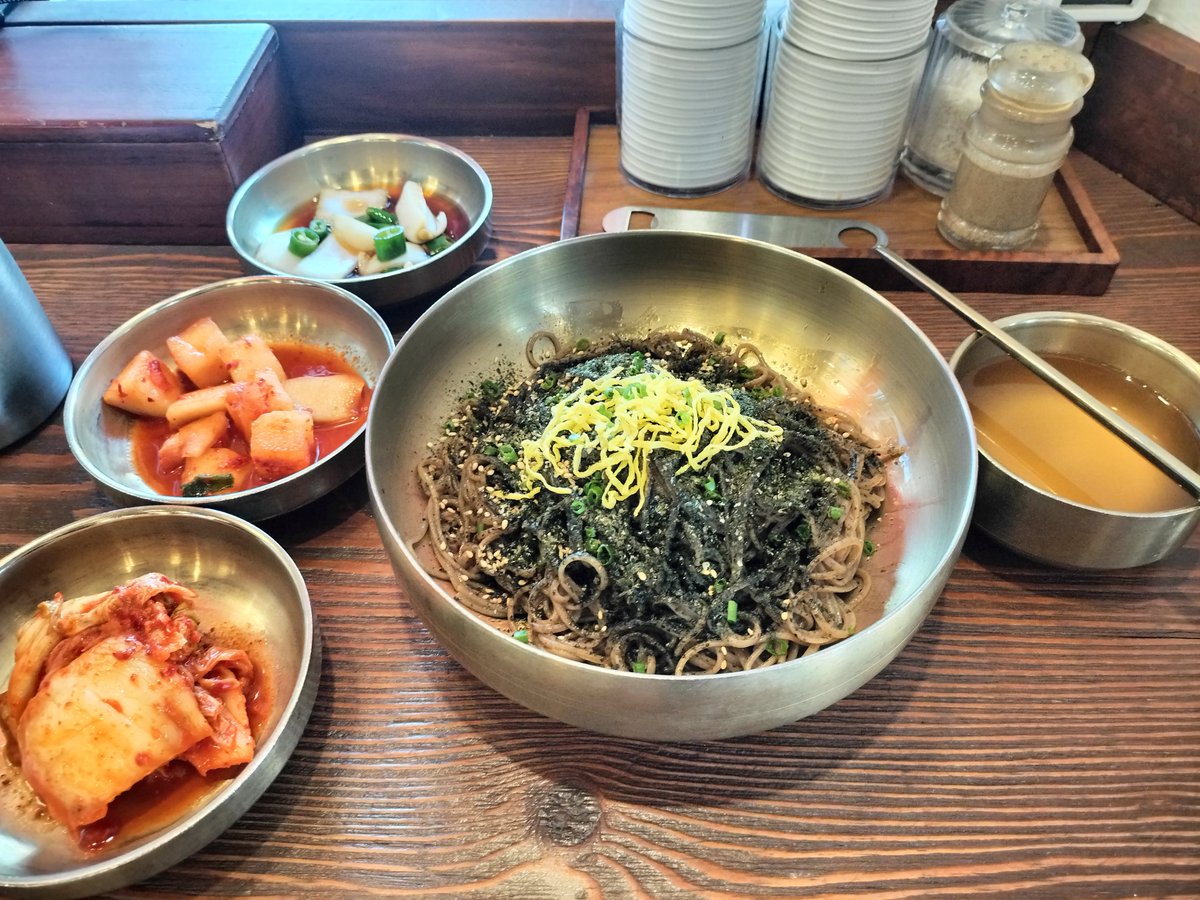 kbutu_u's tweet photo. イスタンブール旅行のとき、乗り継ぎの韓国で食べたえごま油の蕎麦に似たものを作った　海苔とキムチの量が全然違う https://t.co/oNkAeeo6wx