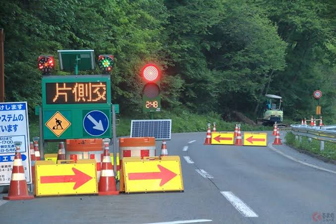 motopoliblog's tweet photo. 単純な疑問なんだけど、片側一車線の道路で工事している時残り秒数が表示される信号機設あるじゃないですか？

何でみんな０秒になるまで待てないの？
絶対早漏でしょ？
今さっき車走ってたらこれあって、「残り２０秒」位で見切り発信している人いたけど、何で？笑 https://t.co/G9L5rrAP6E